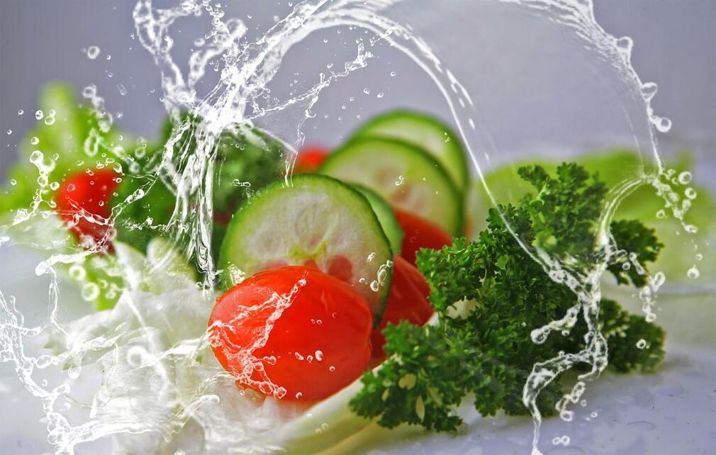 Los alimentos saludables y el agua son elementos importantes para perder peso. 