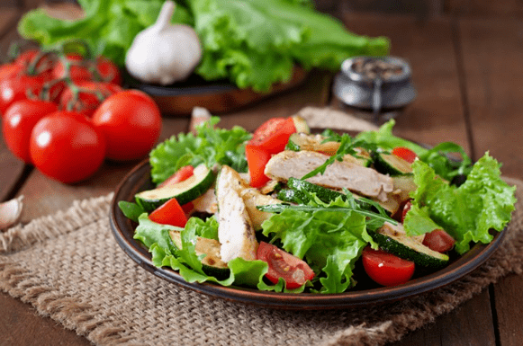 La ensalada de pollo y verduras es una excelente opción para una cena ligera después del entrenamiento. 