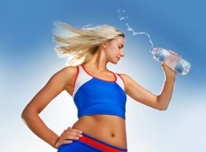 Beber agua puede ayudarte a perder peso