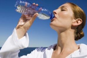 Beber agua con una dieta perezosa