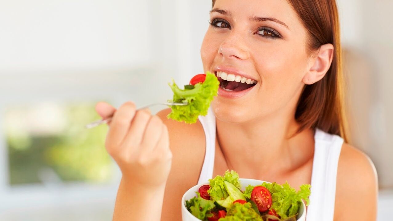 Comer ensalada de verduras con una dieta perezosa